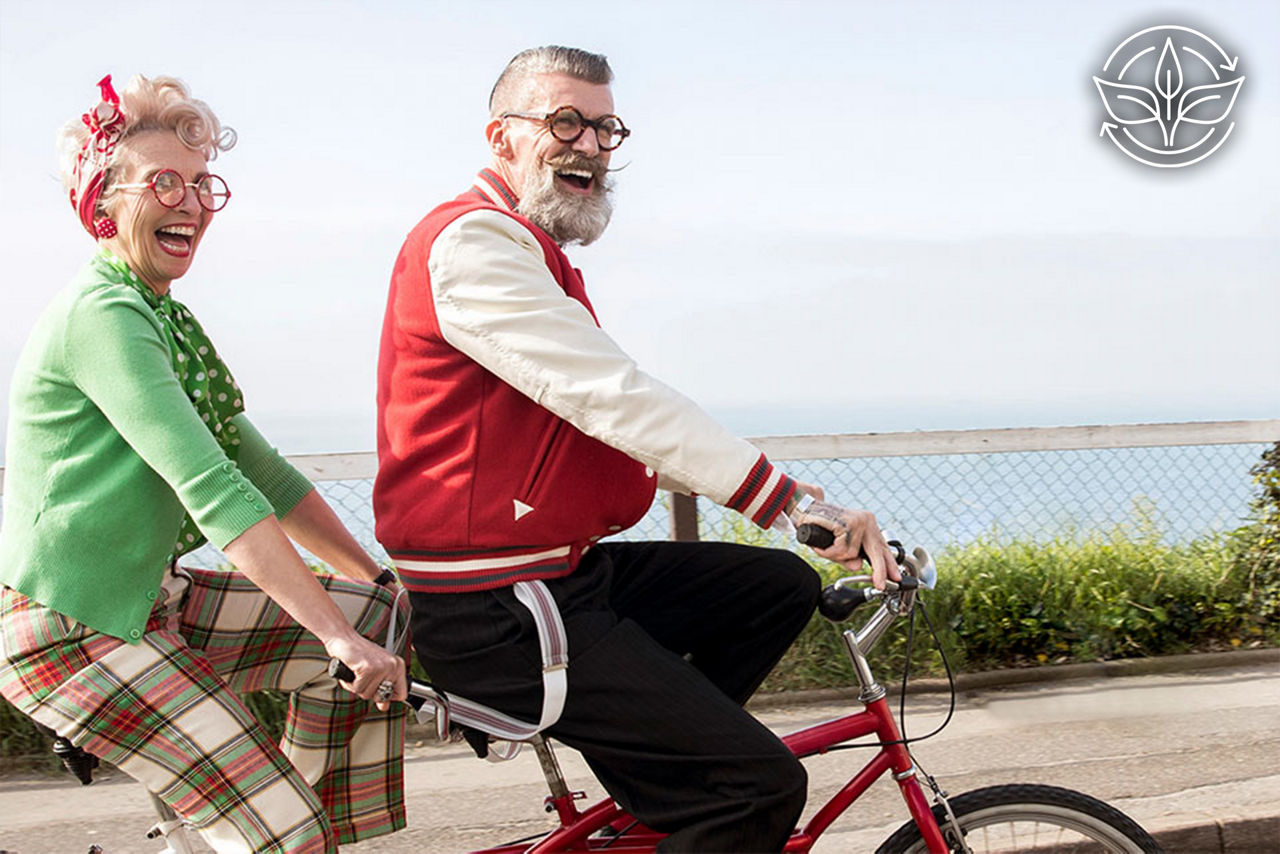 Ein lachendes Paar auf einem Tandem