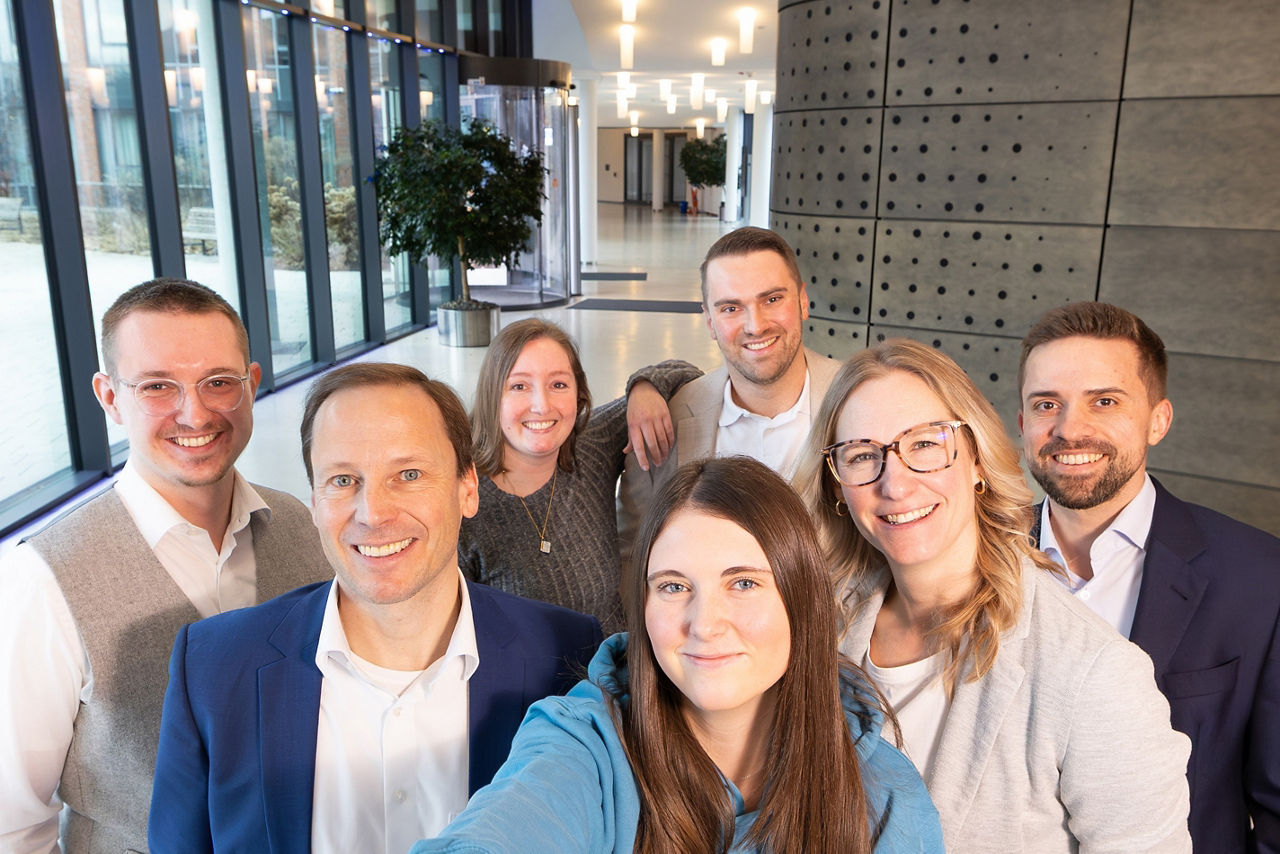 Mehrere Personen machen ein Selfi