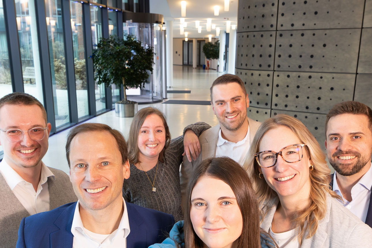 Mehrere Personen machen ein Selfi