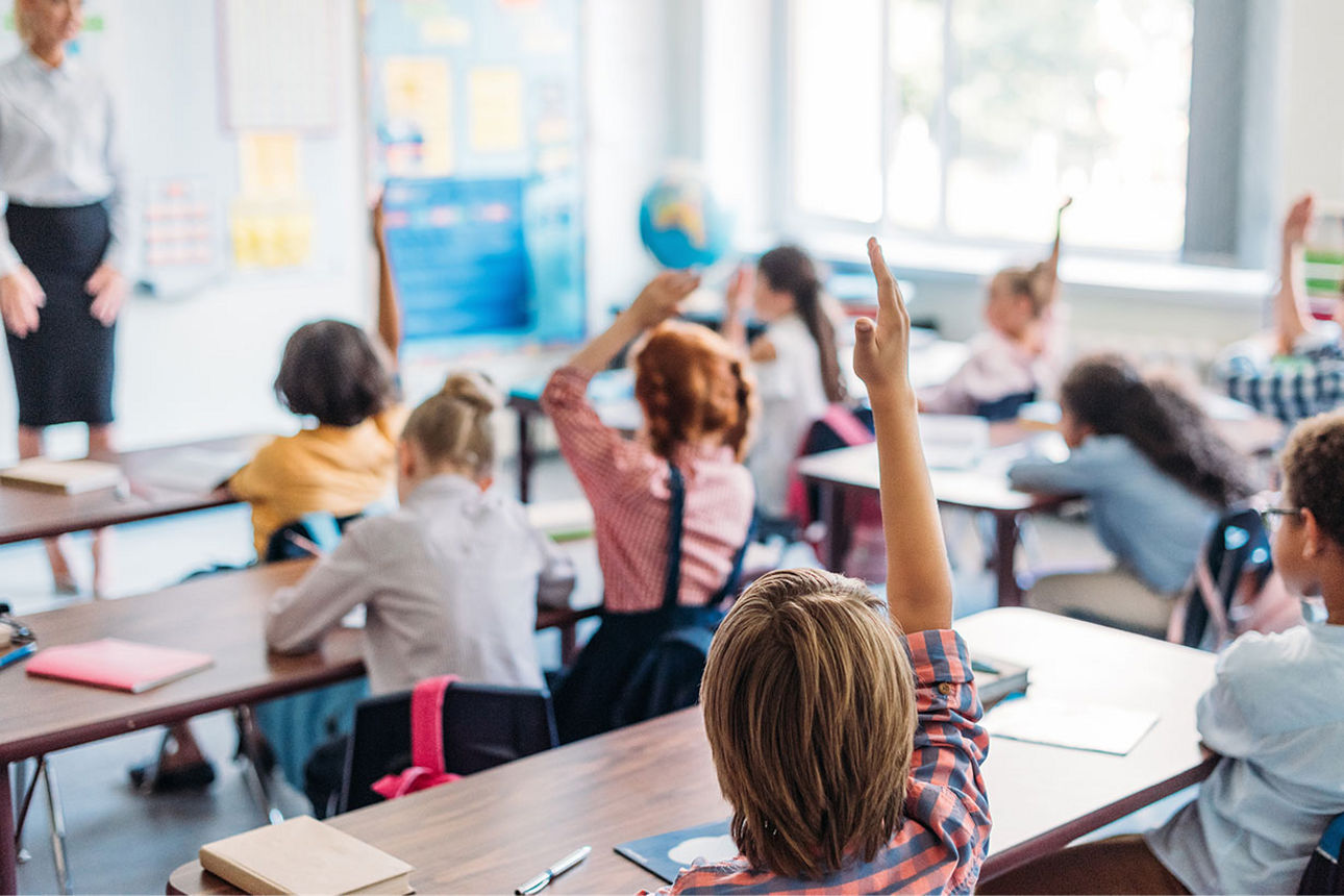 Kinder melden sich in Schulklasse