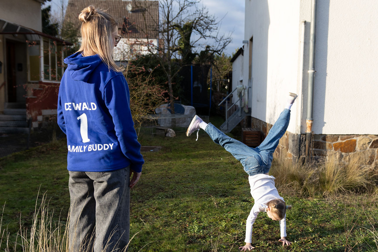   Anika Dewalt als FamilyBuddy spielt mit Kindern