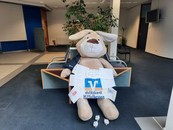 Oskar der Hase mit dem Volksbank Mittelhessen Logo
