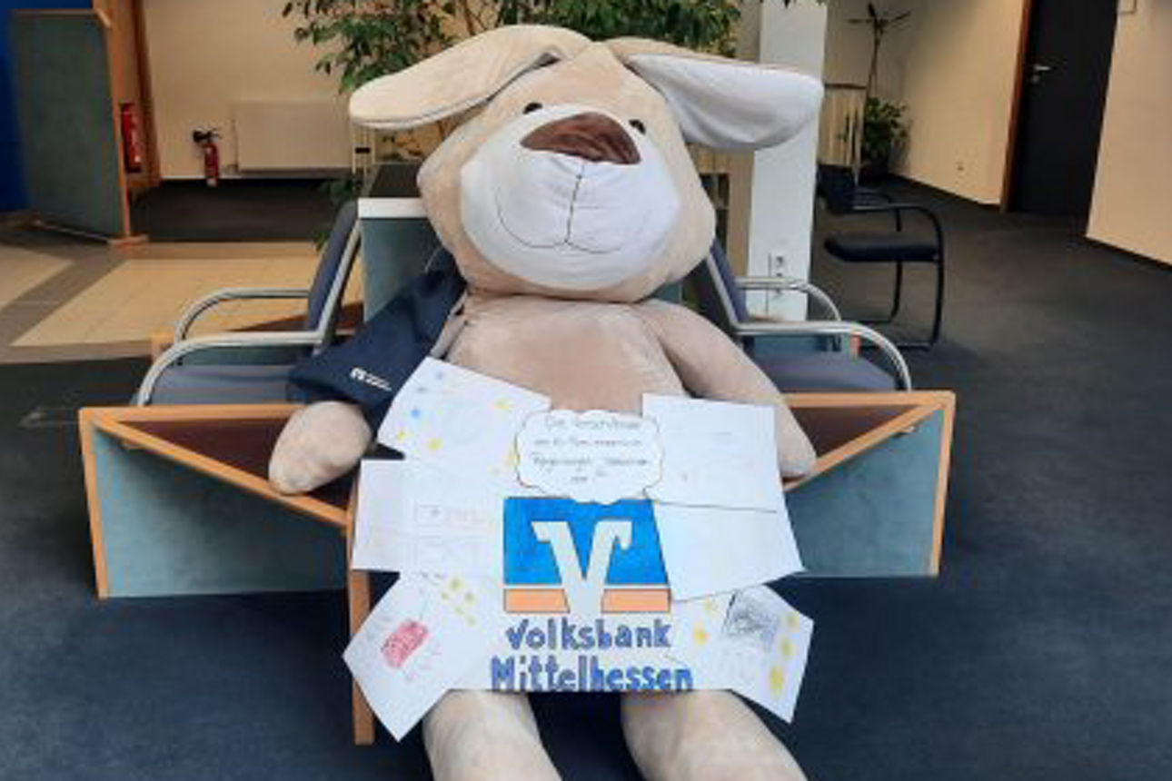 Oskar der Hase mit dem Volksbank Mittelhessen Logo