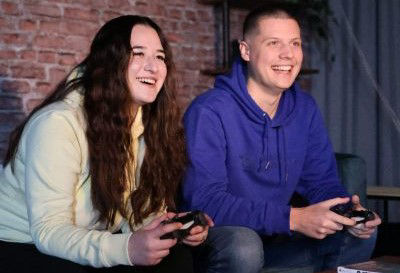 Mann und Frau halten das FIFA Spiel in der Hand