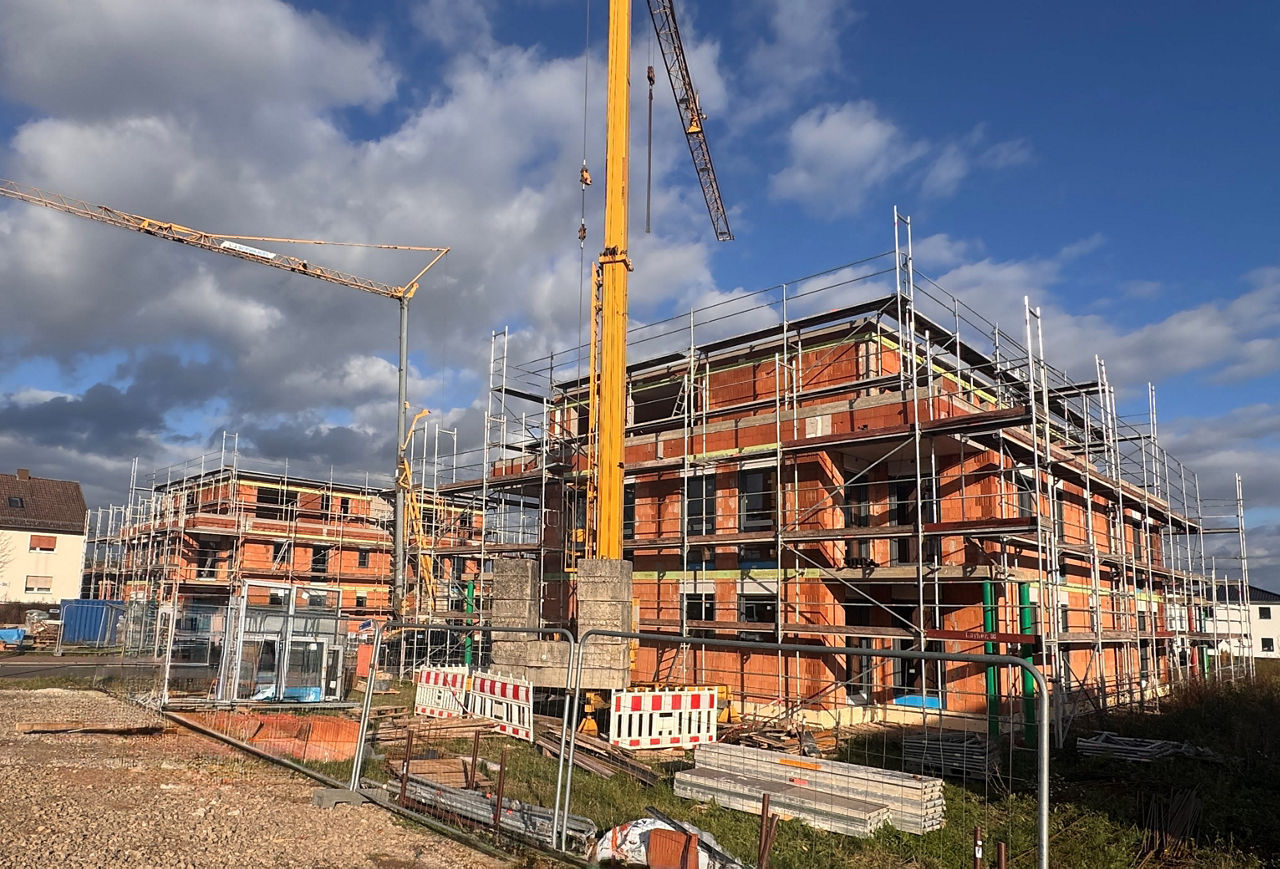 Fotografie der Baustelle und des Rohbaus der Mehrfamilienhäuser in der Feldstr. und Bettina-v. Arnim-Str. in Wildeck-Obersuhl