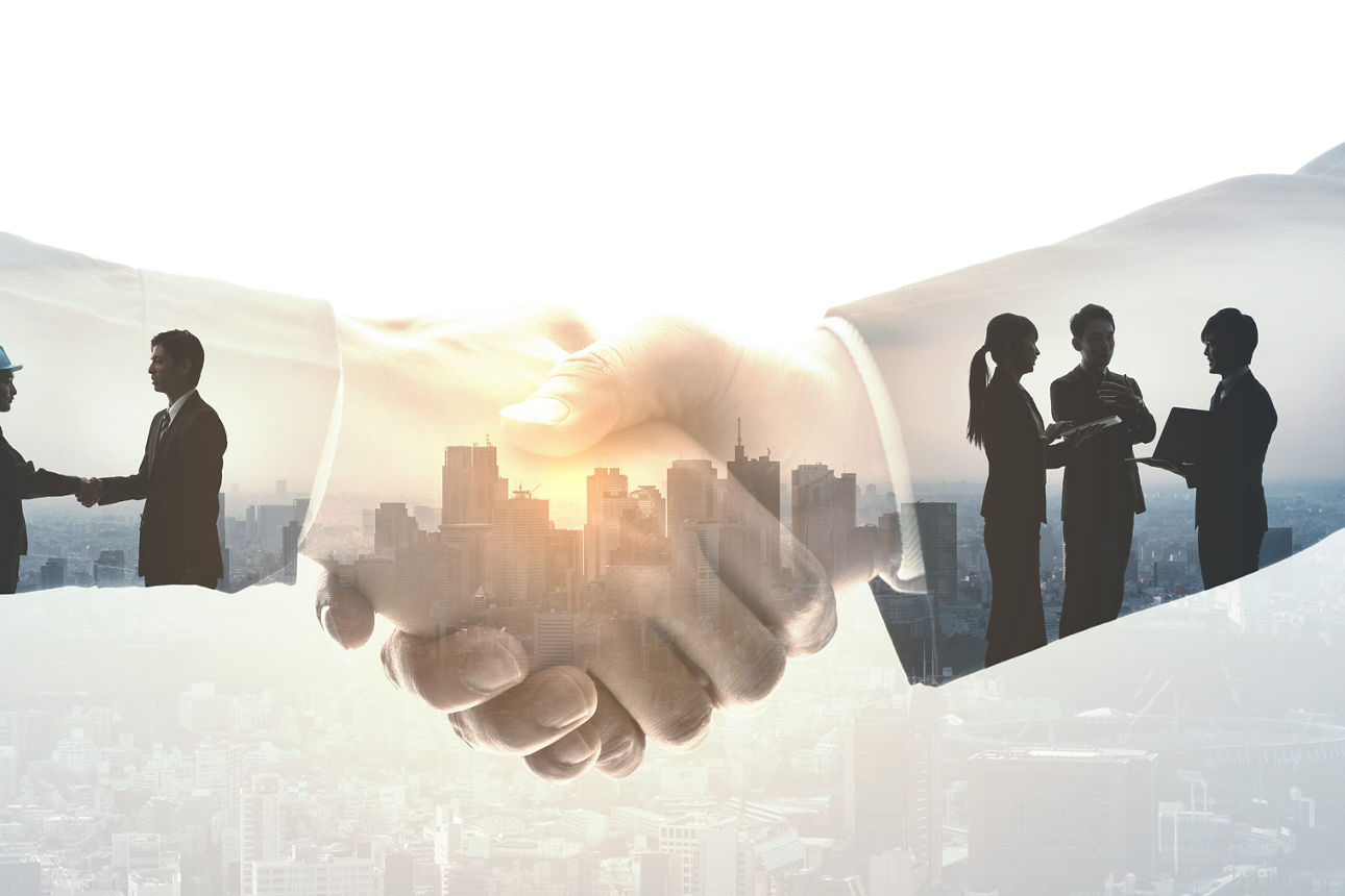 Geschäftsleute reichen sich die Hand