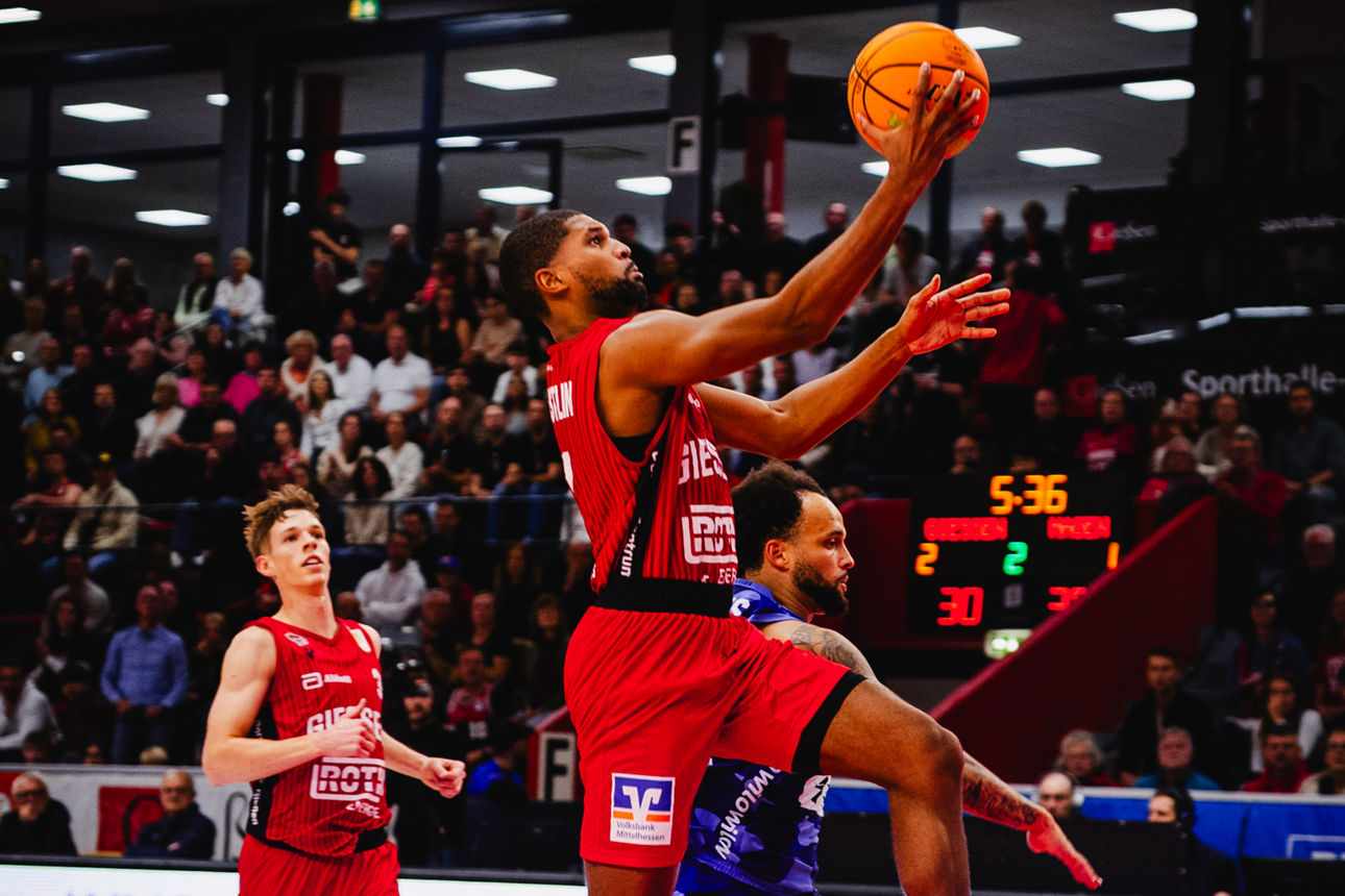 Basketballer dabei einen Korb zu werfen