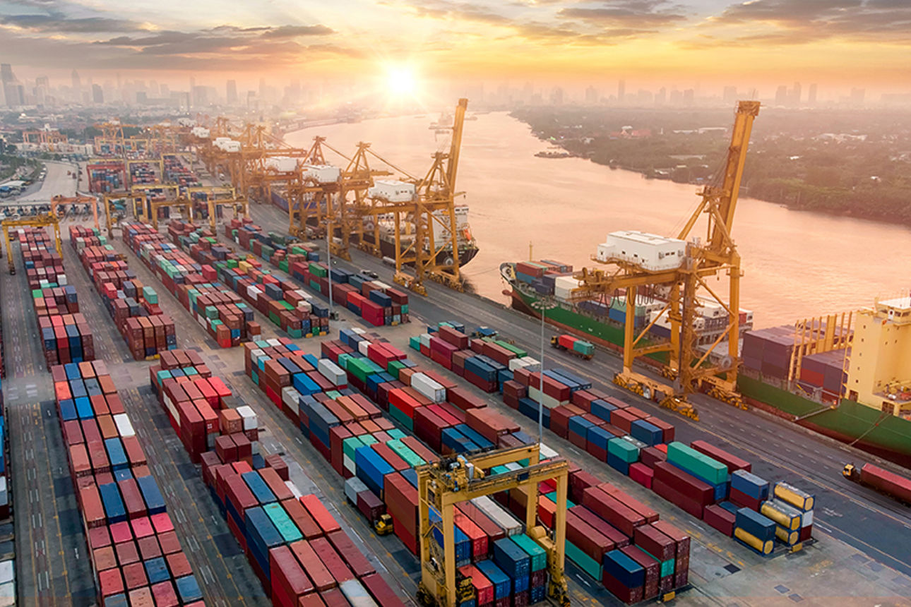 Drohnenbild über einen Hafen