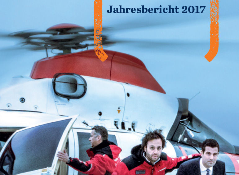 Fotografie vom Rettungshubschrauber und Rettungsdienstler