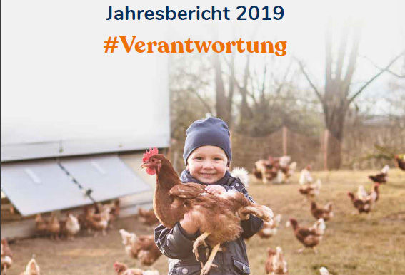 Kind hält ein Huhn in der Hand