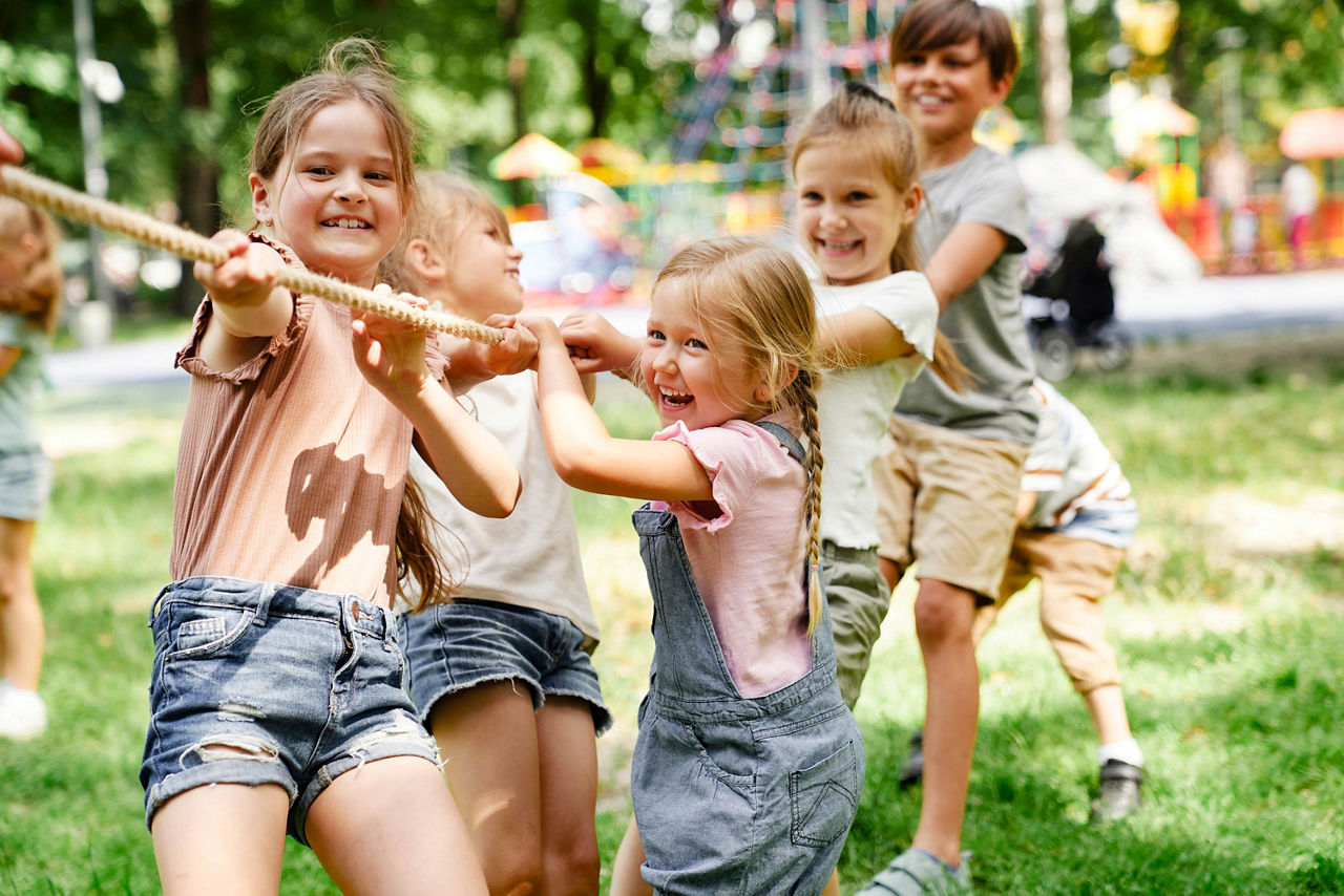 Gruppe an Kinder spielen Tauziehen