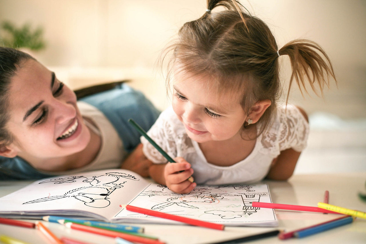 Mutter und Tochter malen zusammen