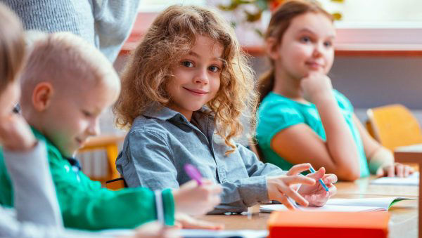 Kinder sitzen in der Schule