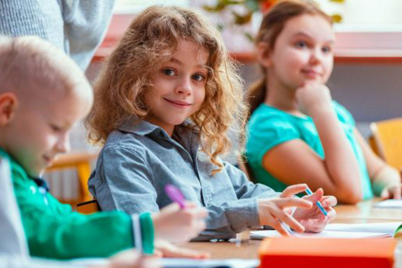 Kinder sitzen in der Schule