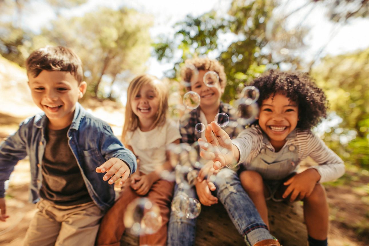 Gruppe von Kinder machen Seifenblasen