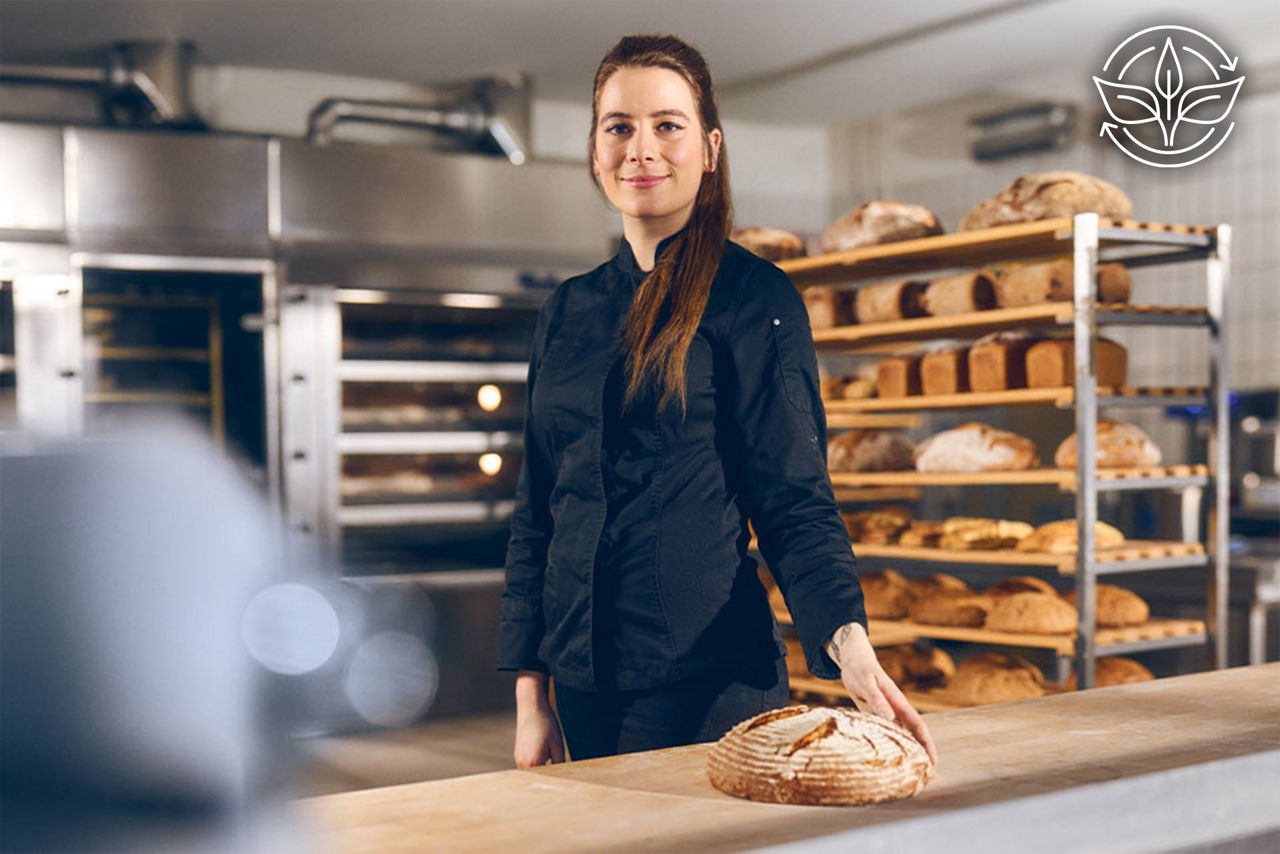 Lea Wagner, Bäcker- und Konditormeisterin, in ihrer Backstube