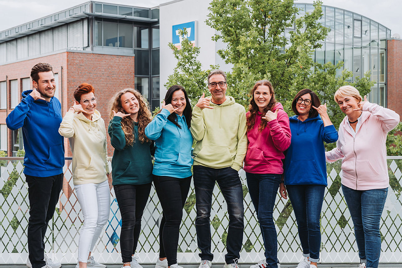 Mitarbeiten zeigen mit der Handy ein Telefon