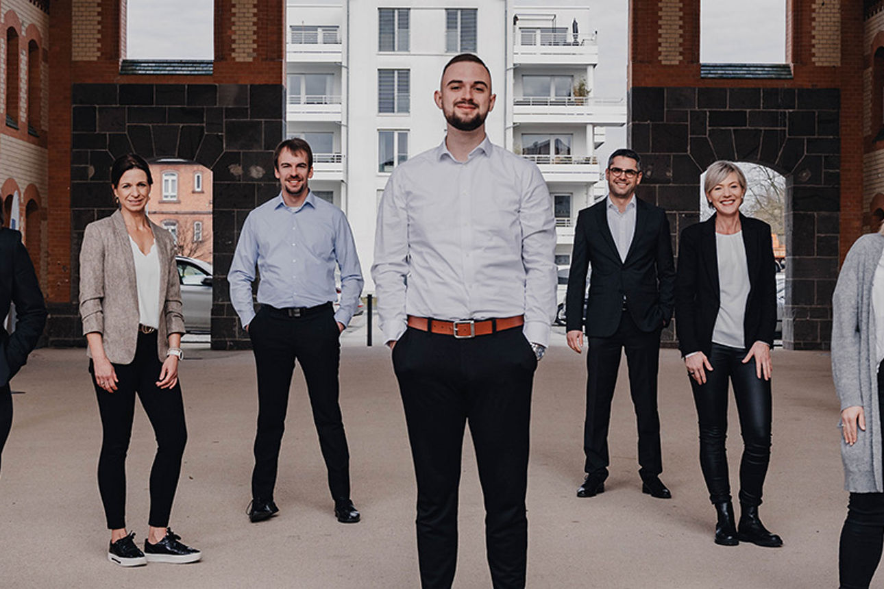 Gruppe von Personen stehen zusammen im Forum