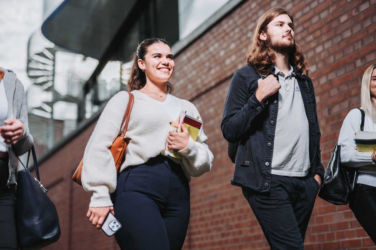 Studeten auf dem Weg zum Campus