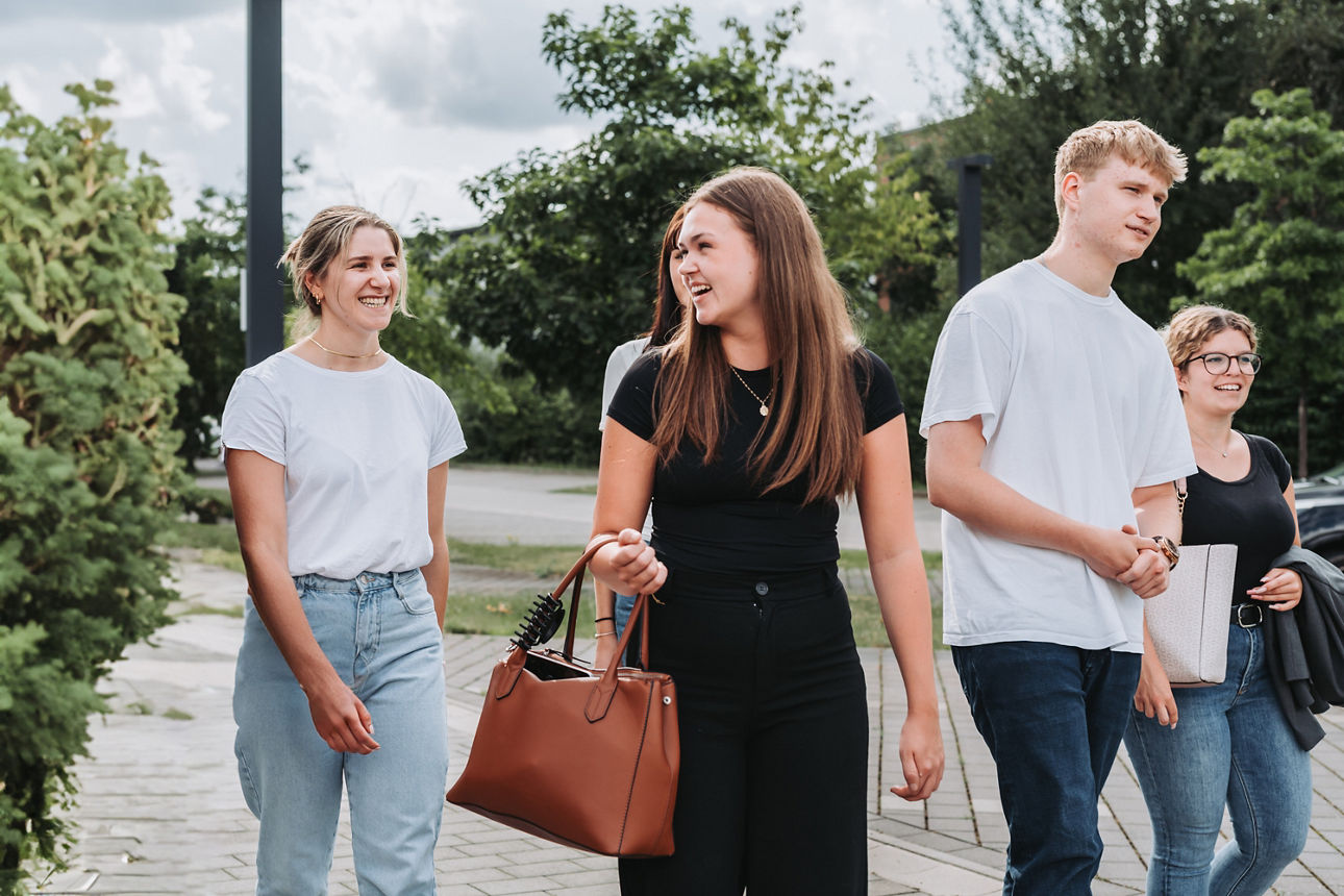 Junger Mann in einem Unigebäude