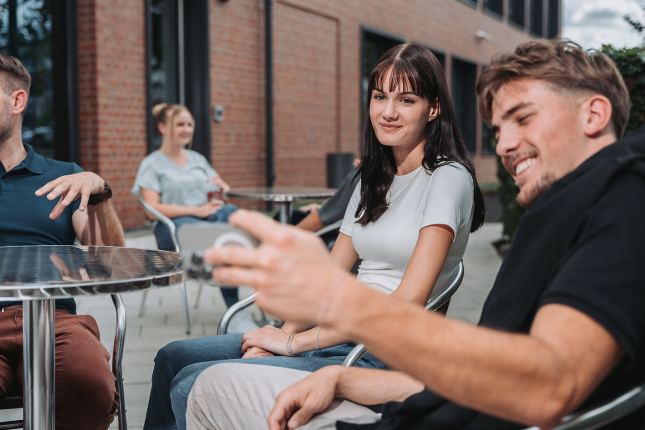 Zwei Personen machen ein Selfie