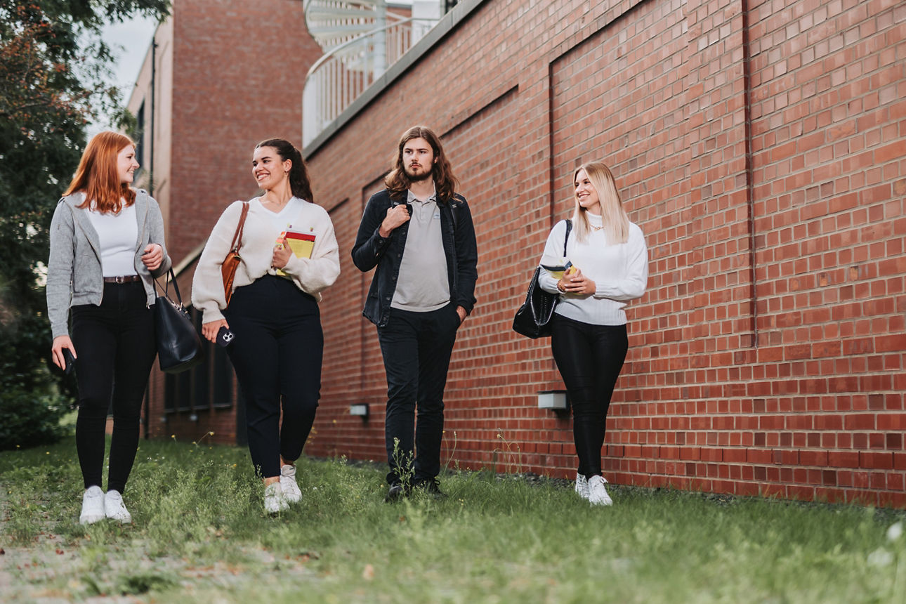 EIne Gruppe von Universitätsstudenten auf dem Campus