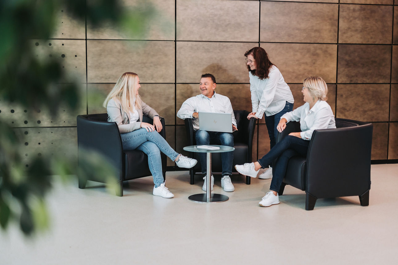 Gruppe von Personen sitzen zusammen und reden