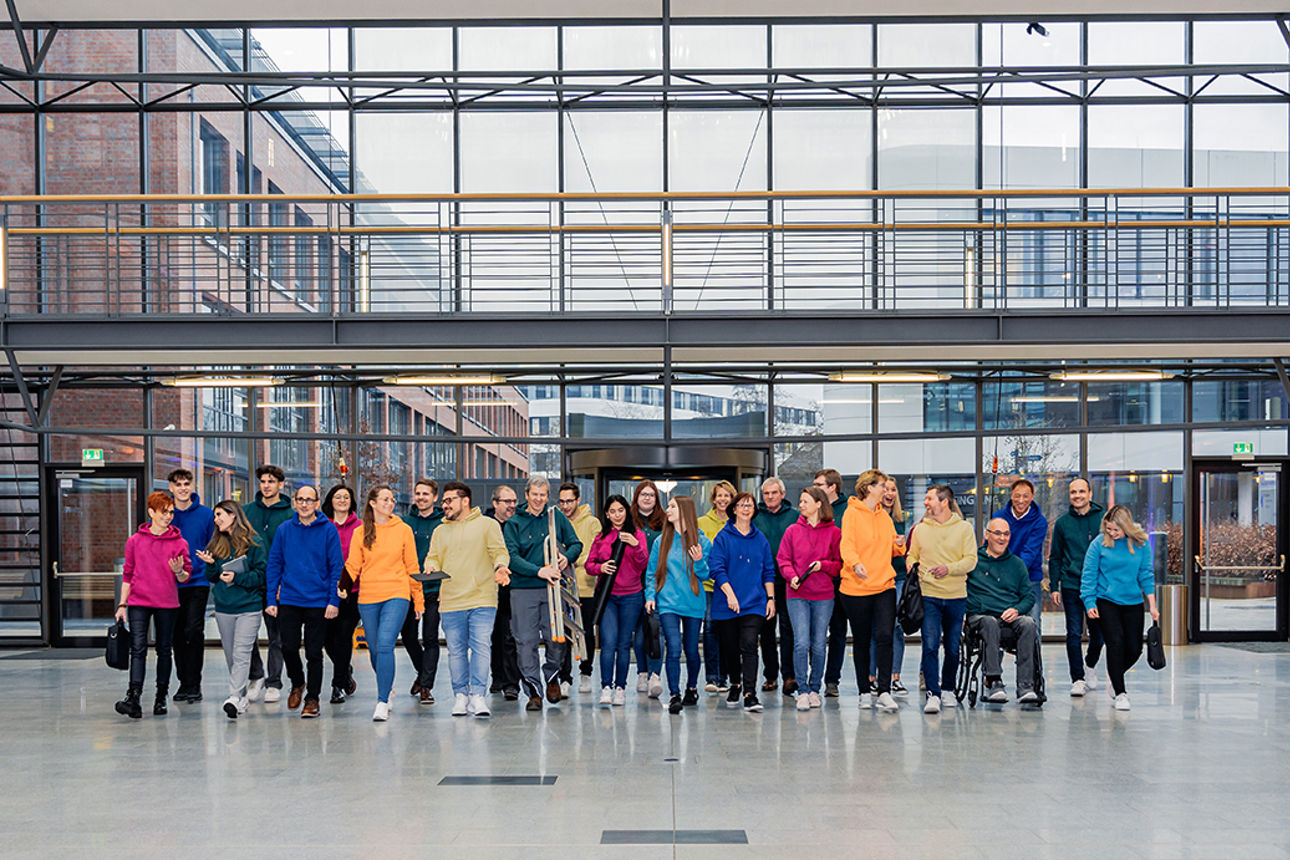 Gruppe an Mitarbeiter reden miteinander