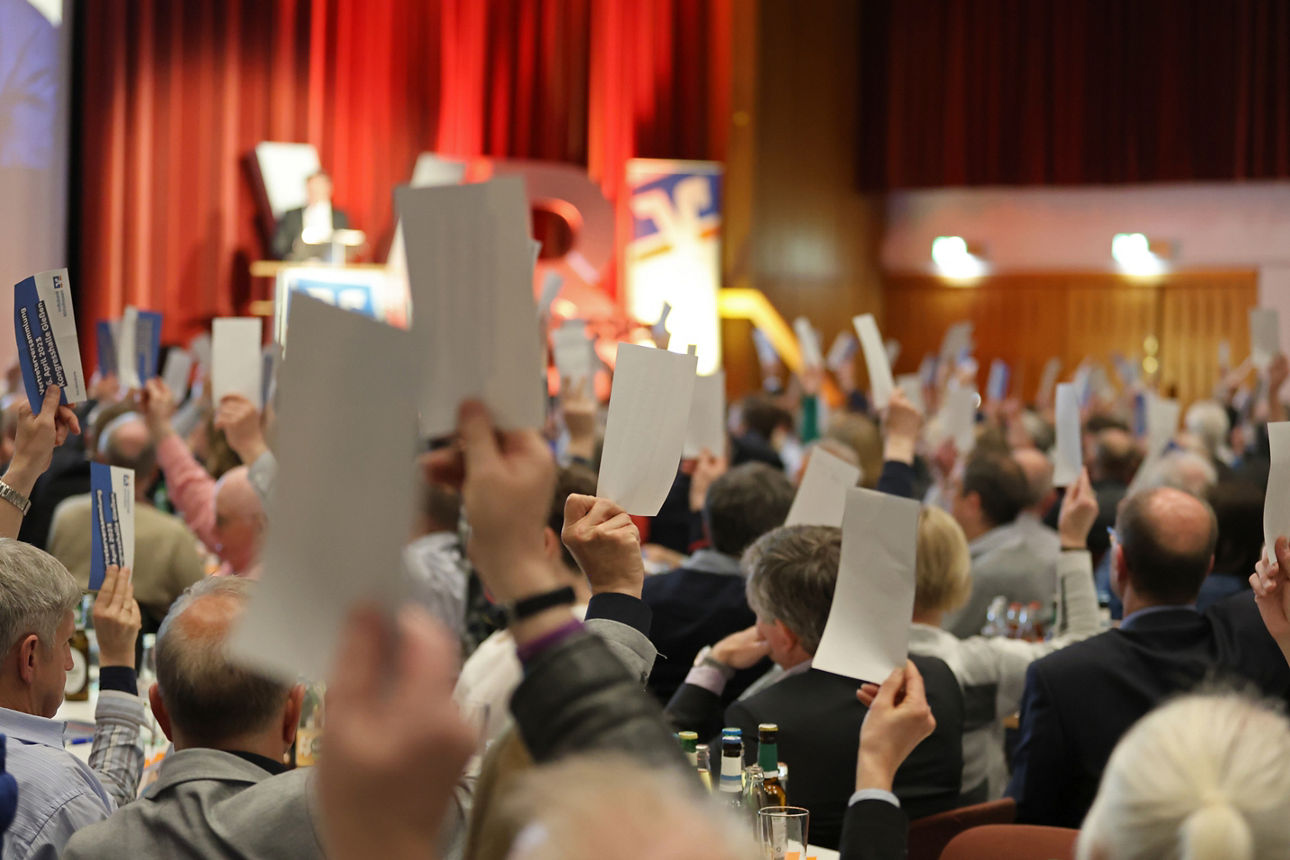 Viele Menschen hören einen Vortrag zu