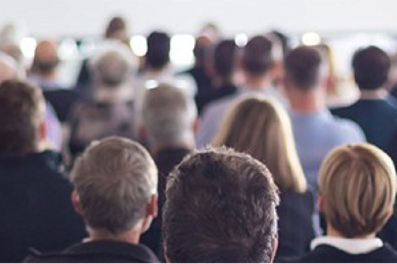 Viele Menschen hören einen Vortrag zu