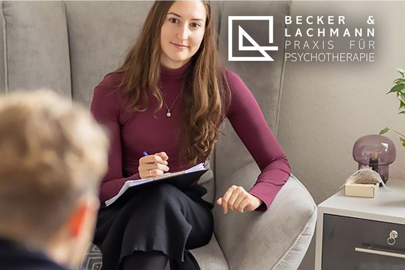 Zwei Menschen sitzen sich gegenüber und reden