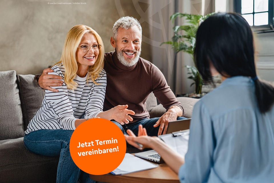 Mitarbeiter der Volksbank Mittelhessen zeigen mit Ihrer Hand ein Telefon