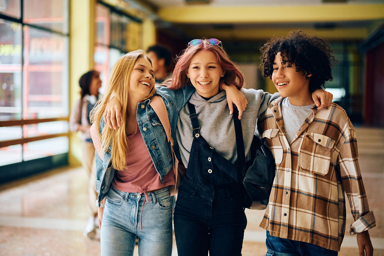 Jugendliche Mädchen gehen gemeinsam durch die Schule