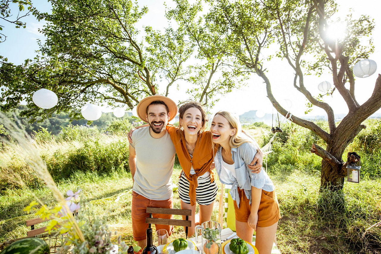 Gruppe von jungen Erwachsenen auf einer Gartenparty 