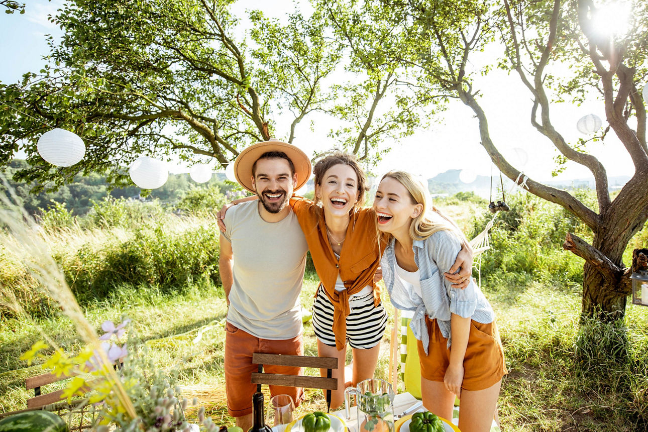Gruppe von jungen Erwachsenen auf einer Gartenparty 