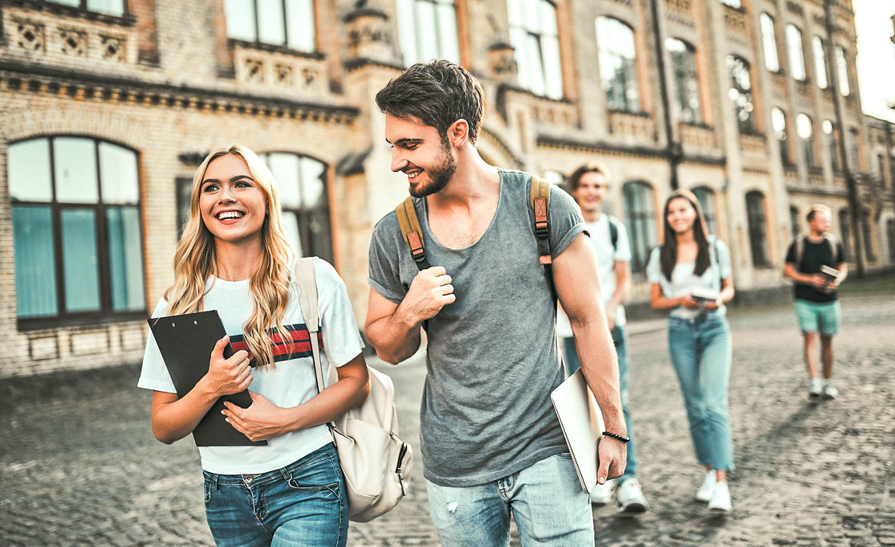 Eine Gruppe junger Menschen studiert gemeinsam an der Universität. Studenten im Freien.