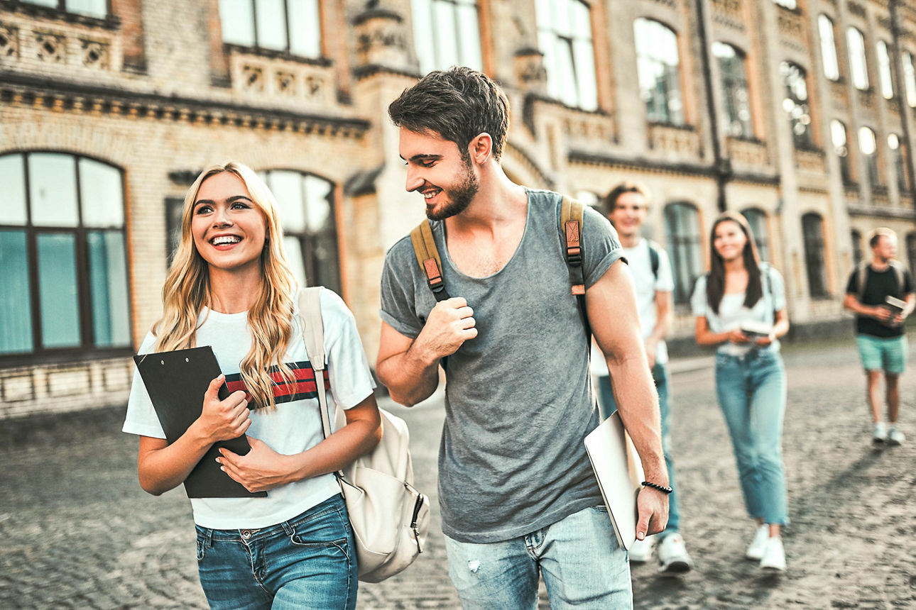 Eine Gruppe junger Menschen studiert gemeinsam an der Universität. Studenten im Freien.
