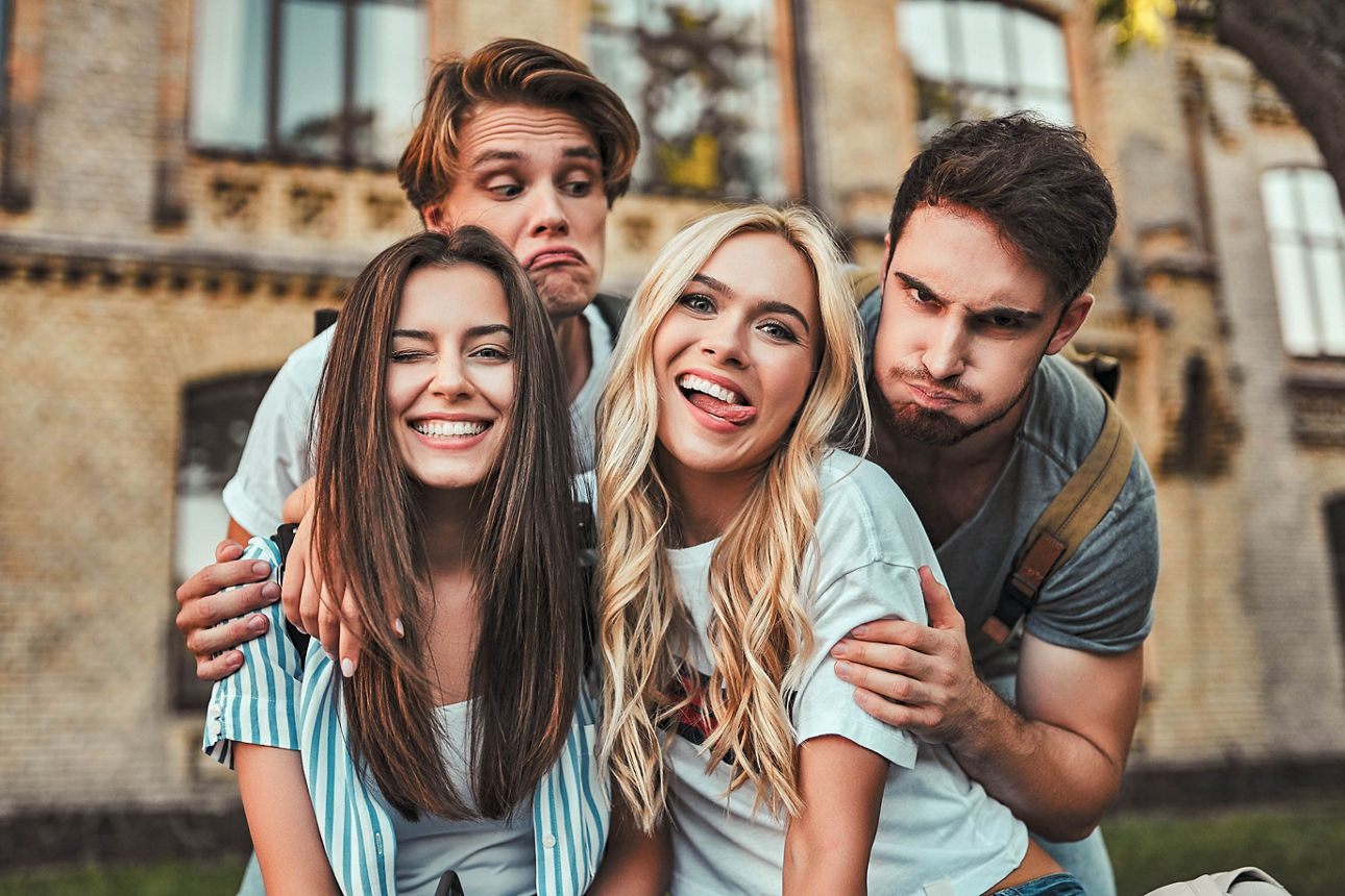 Eine Gruppe junger Leute studiert gemeinsam an der Universität. Studenten im Freien haben Spaß.