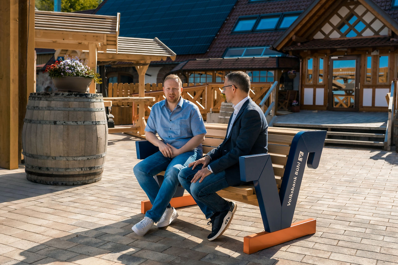 Die neue Sitzbank der Volksbank Bühl steht auf dem Spinnerhof Sasbachwalden