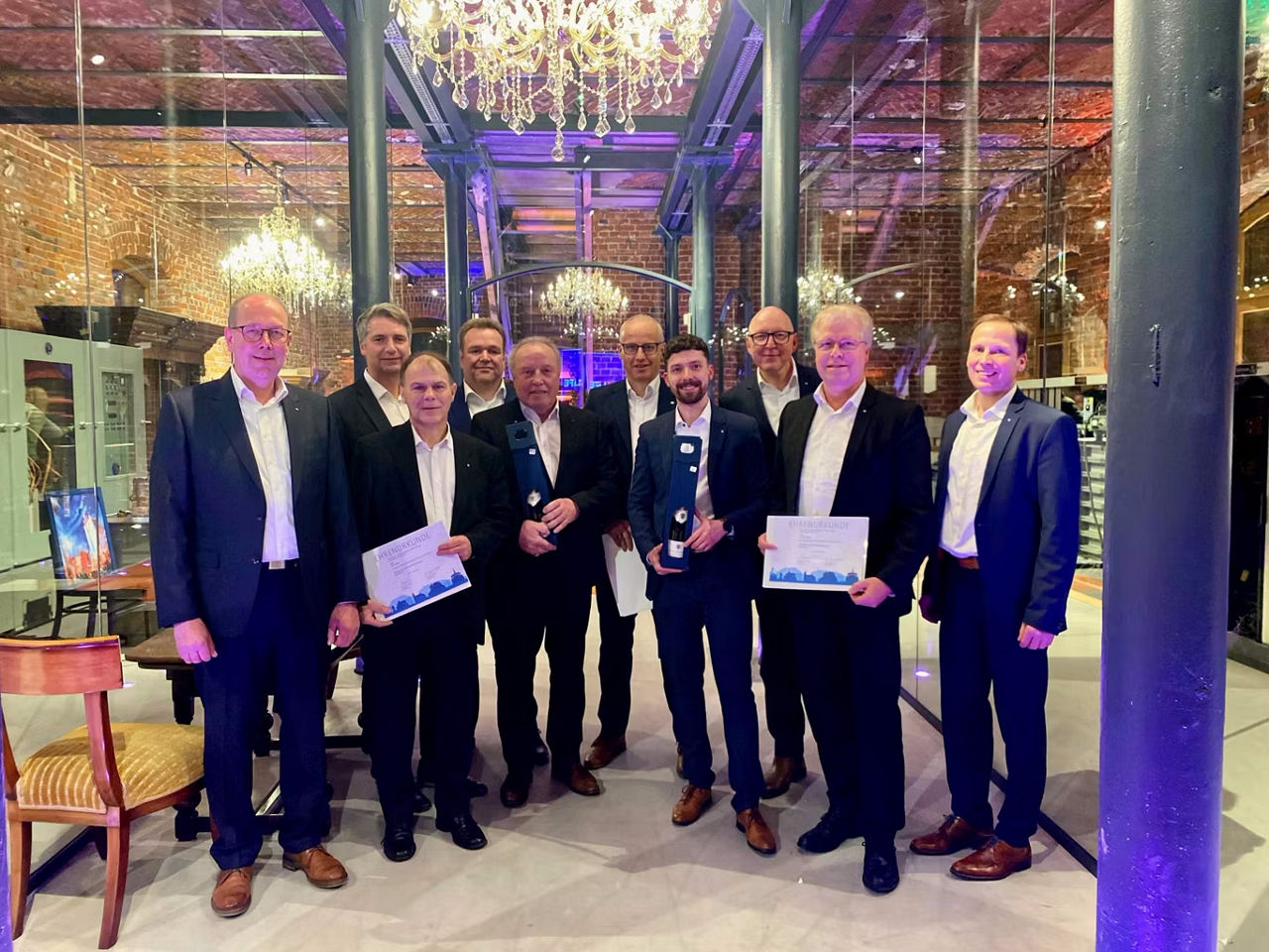 Die Jubilare zusammen mit den Vorstandsmitgliedern der VR-Bankverein eG: v.l.n.r. Vorstandsmitglied Hartmut Apel, Matthias Br