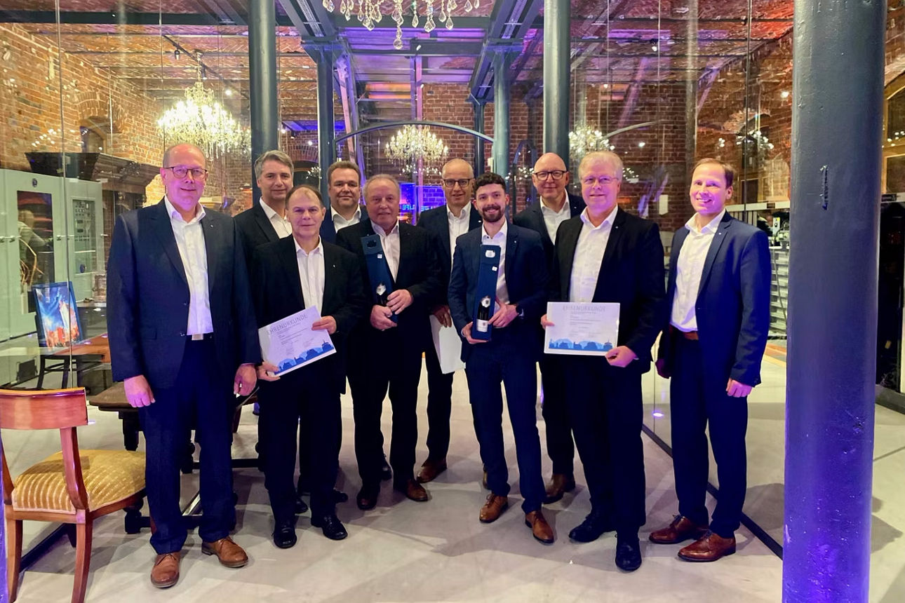 Die Jubilare zusammen mit den Vorstandsmitgliedern der VR-Bankverein eG: v.l.n.r. Vorstandsmitglied Hartmut Apel, Matthias Br