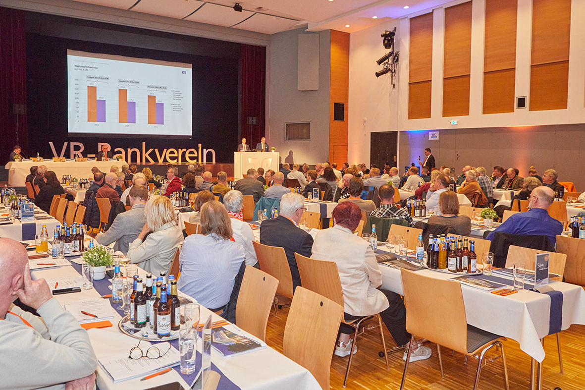Blick in die Vertreterversammlung der VR-Bankverein Bad Hersfeld-Rotenburg eG am 24.04. 2025 in der Stadthalle Bad Hersfeld