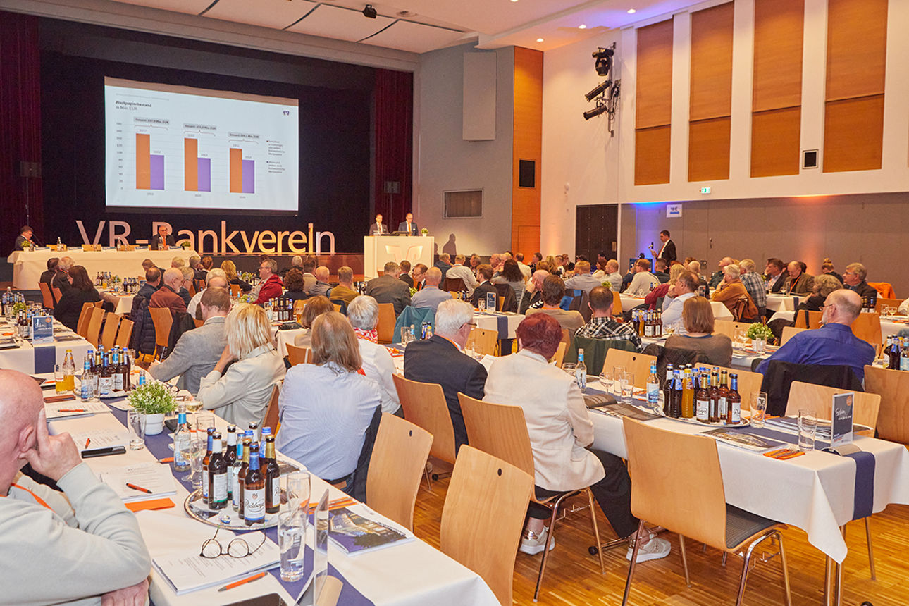 Blick in die Vertreterversammlung der VR-Bankverein Bad Hersfeld-Rotenburg eG am 24.04. 2025 in der Stadthalle Bad Hersfeld
