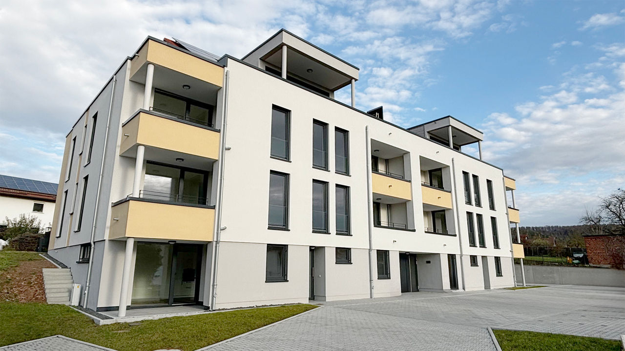 Fotografie vom neu errichtete Mehrfamilienhaus 