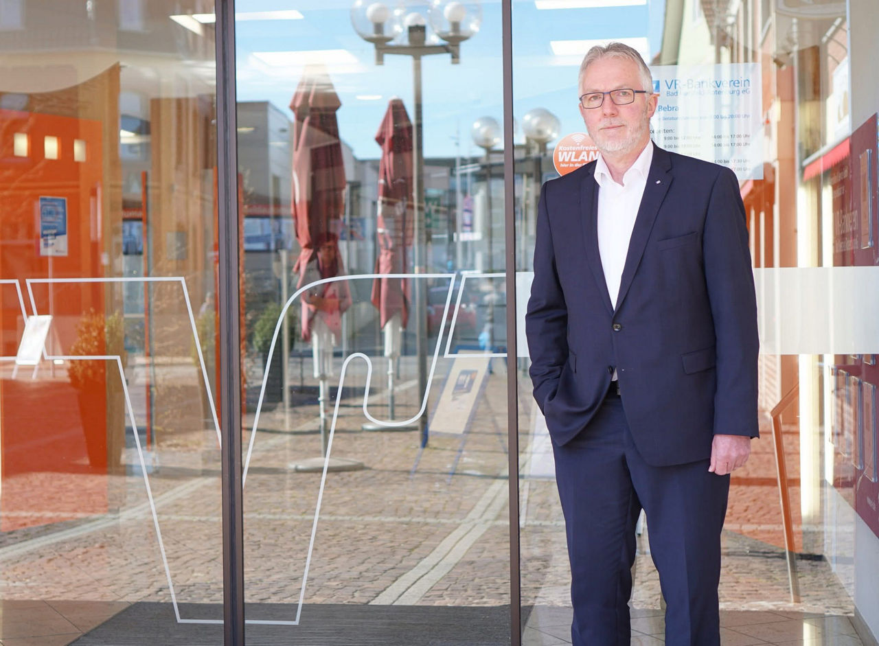 Fotografie von Dieter Kollmann vor der VR-Bankfiliale in der Amalienstraße in Bebra