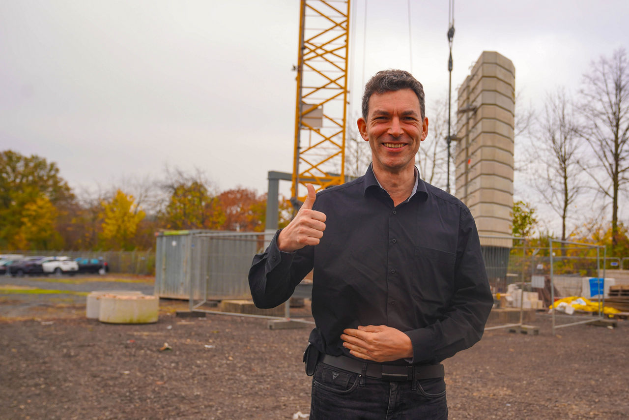 Fotografie von Michael Kolbinger Chef von BattleKart vor der Baustelle des Gebäudes