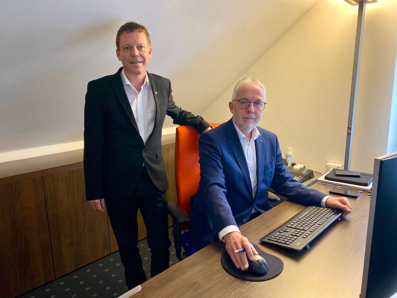 Fotografie von Dieter Kollmann und Robert Euler am Schreibtisch