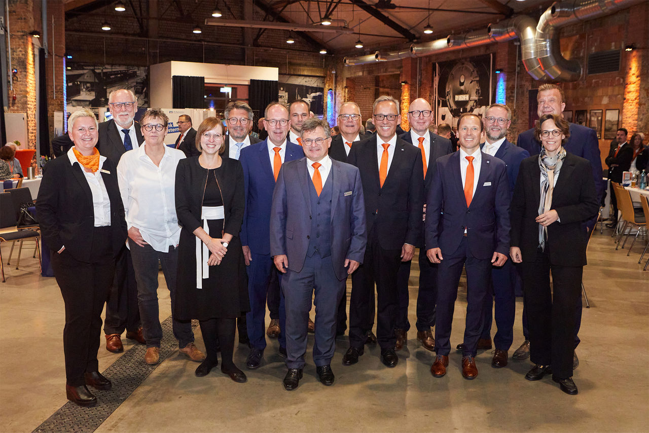 Fotografie der Mitglieder des Aufsichtsrates und das erweitere Führungsteam der VR-Bankverein und Volksbank Mittelhessen eG