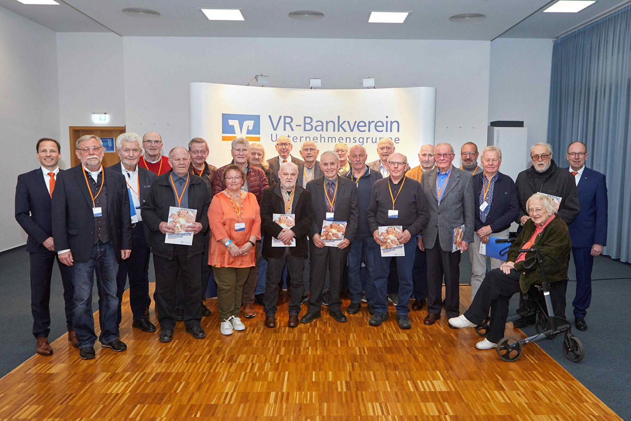 Fotografie der Ehrung von Mitgliederinnen und Mitglieder für Ihre 50- bzw. 60- jährige Mitgliedschaft geehrt