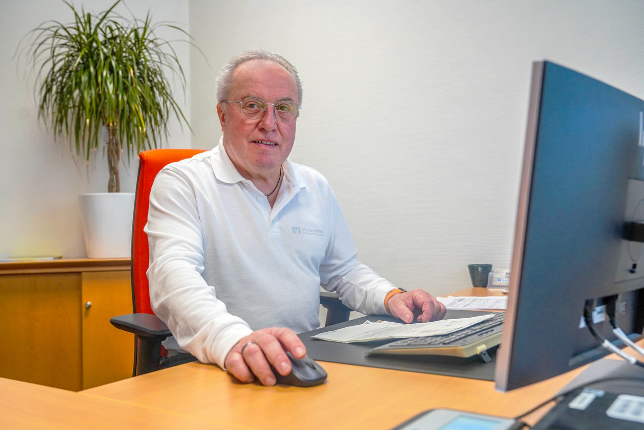 Fotografie von Kar-Heinz Lepper vorm PC